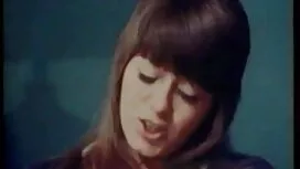 Người phụ nữ nạp pim ...