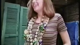 Cô gái tóc vàng và c ...