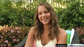 Trong hành động cổ T ...