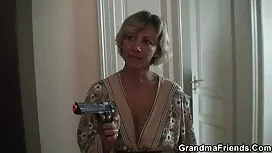 Trẻ bạn gái trong tấ ...