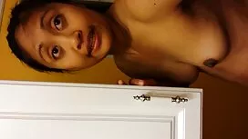 Cô gái mỏng manh với ...