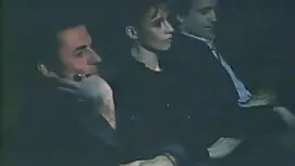 Trong văn phòng hai  ...