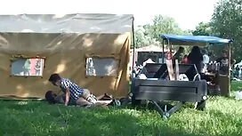 Hai người nga phụ xe ...