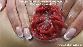 Một cô gái tóc vàng  ...